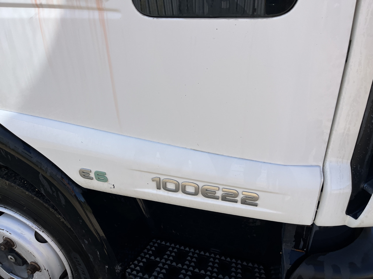 Camion fourgon Iveco Eurocargo 100E22 caisse double cabine 7 places