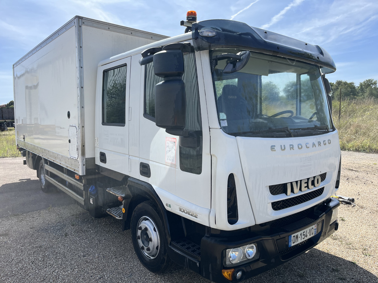 Camion fourgon Iveco Eurocargo 100E22 caisse double cabine 7 places