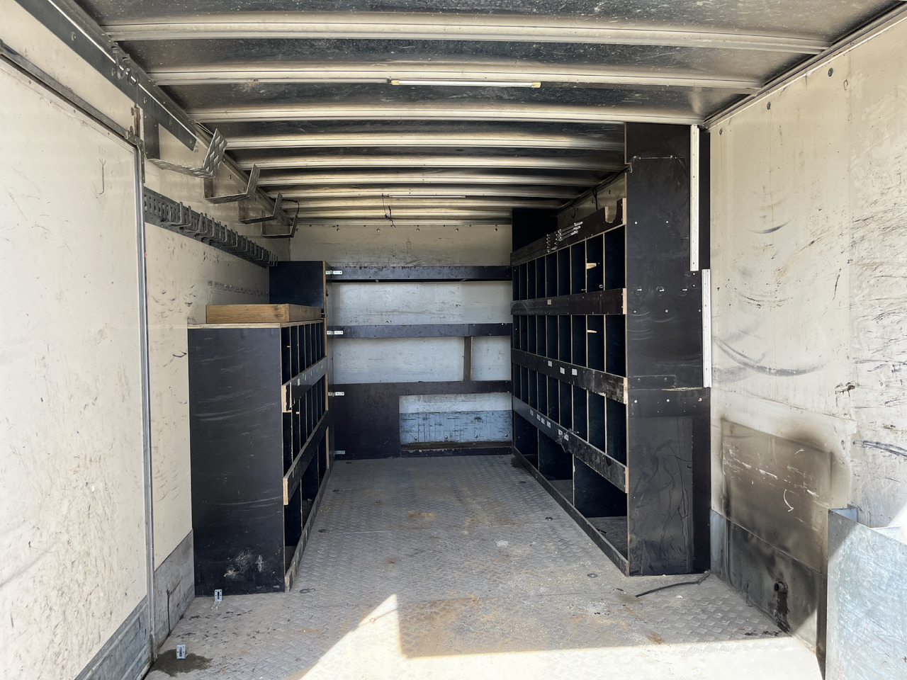 Camion fourgon Iveco Eurocargo 100E22 caisse double cabine 7 places