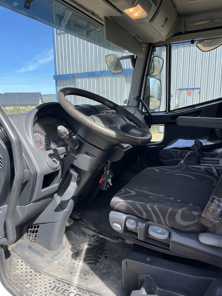 Camion fourgon Iveco Eurocargo 100E22 caisse double cabine 7 places