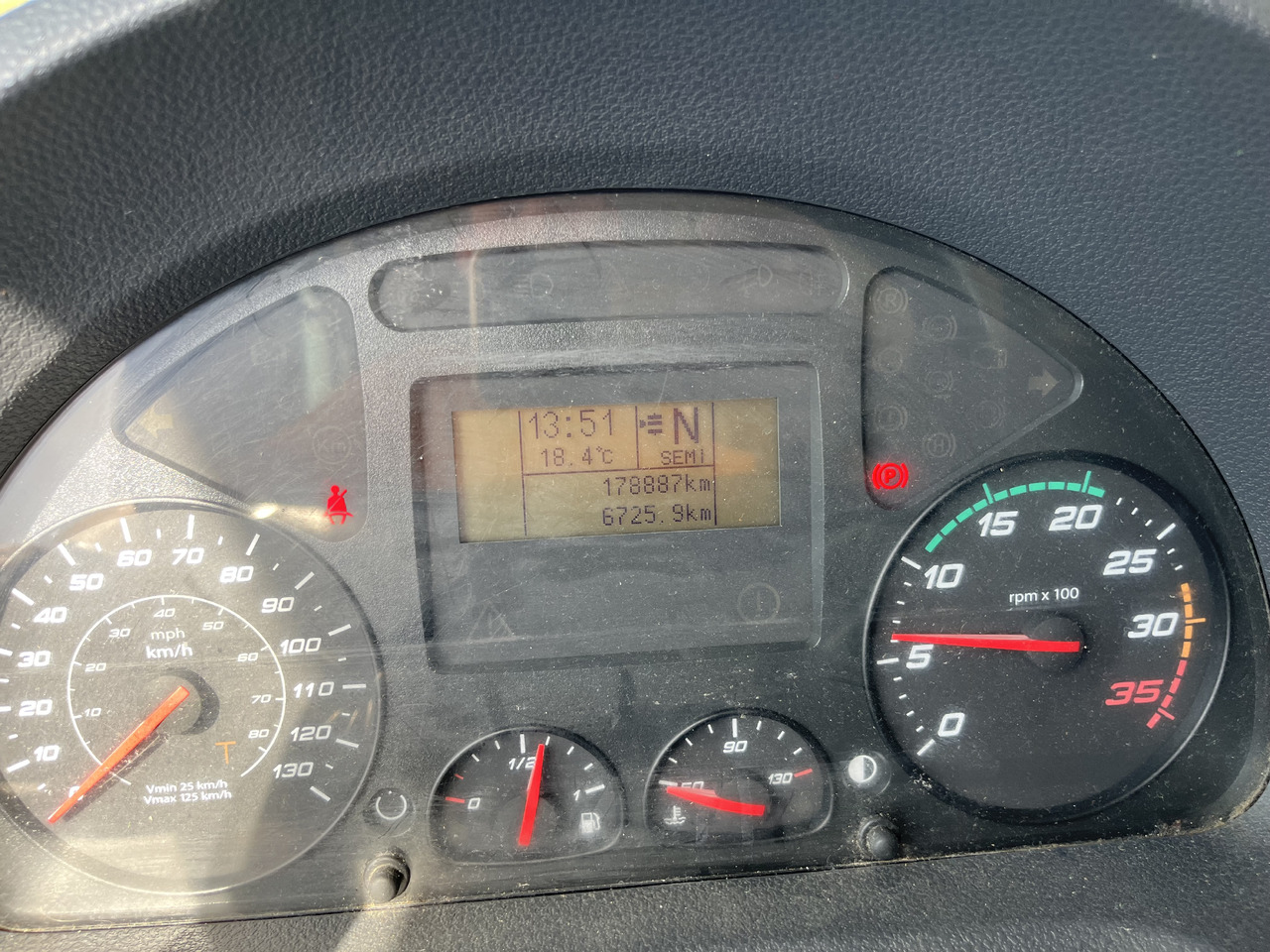 Camion fourgon Iveco Eurocargo 100E22 caisse double cabine 7 places