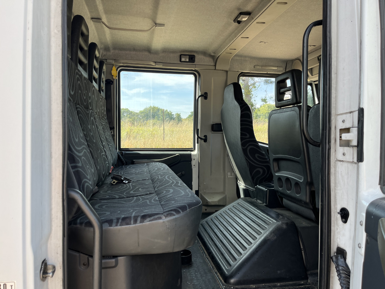 Camion fourgon Iveco Eurocargo 100E22 caisse double cabine 7 places