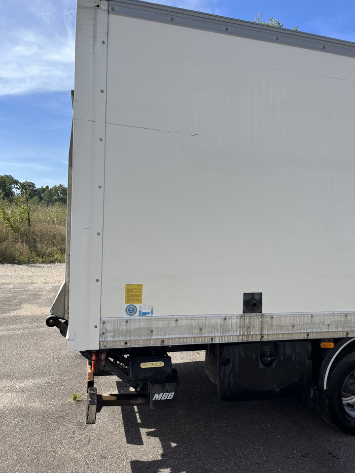 Camion fourgon Iveco Eurocargo 100E22 caisse double cabine 7 places
