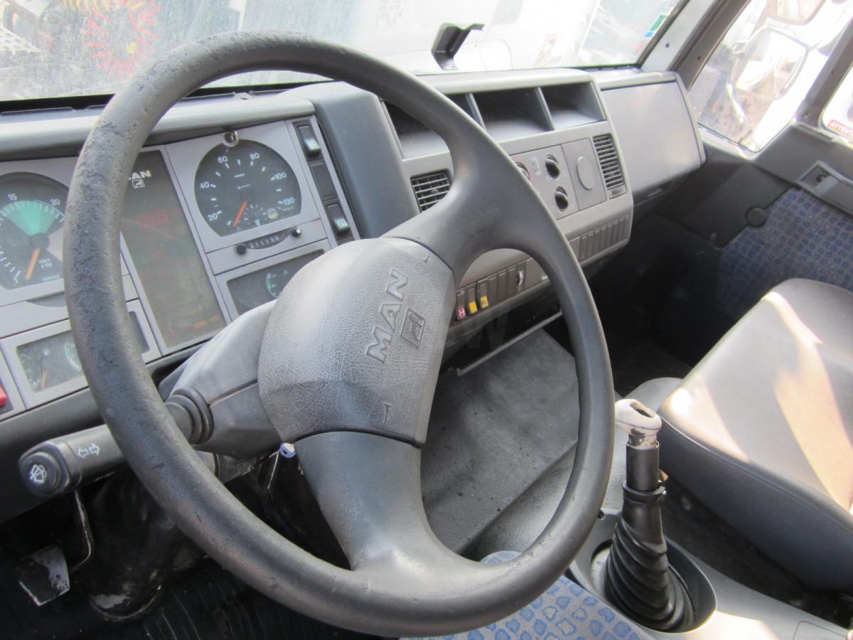 Camion fourgon MAN LE 160B