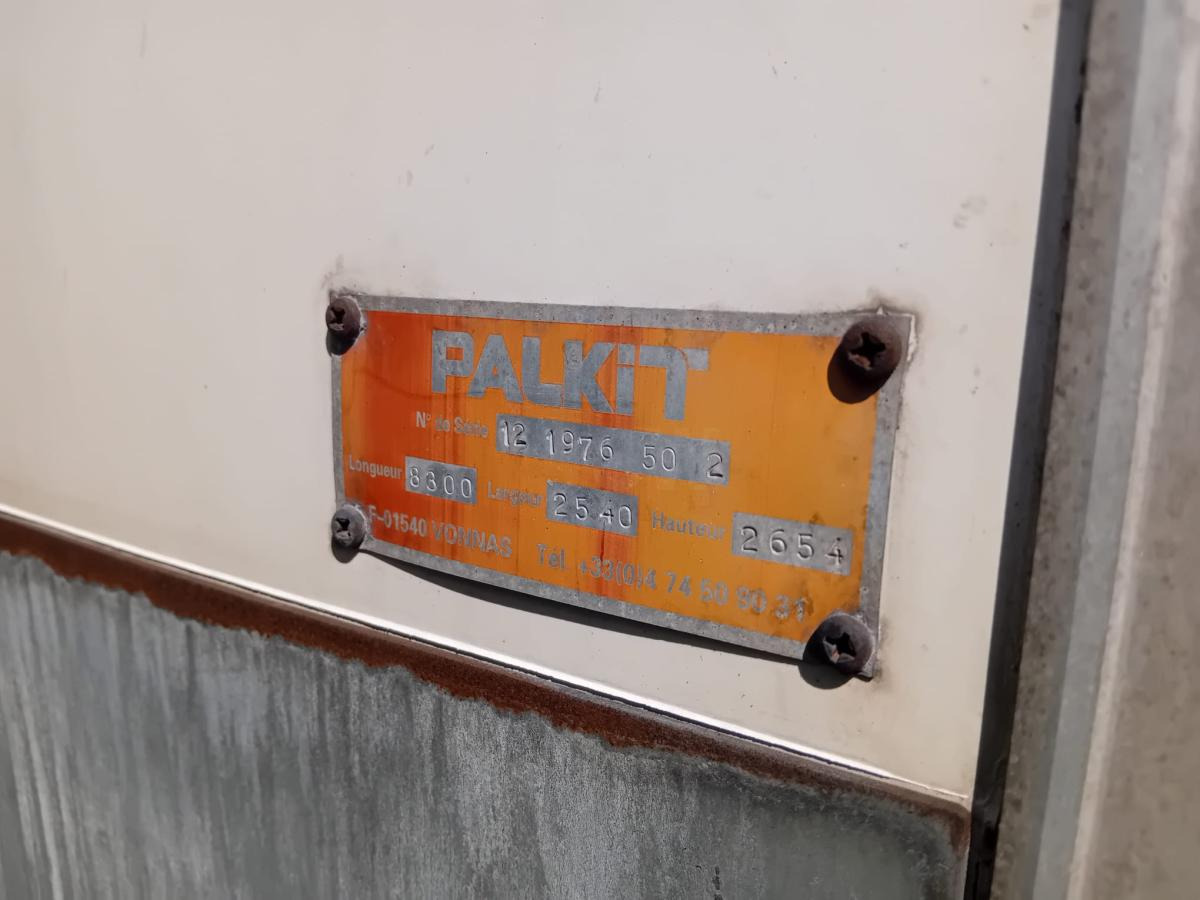 Camion fourgon Mercedes Axor 1829