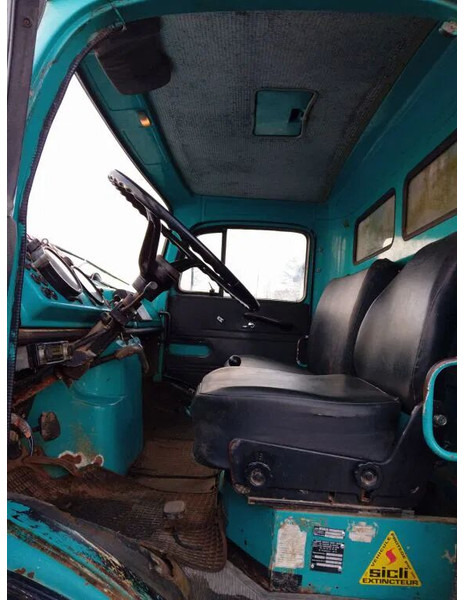 Camion fourgon Mercedes-Benz 1113
