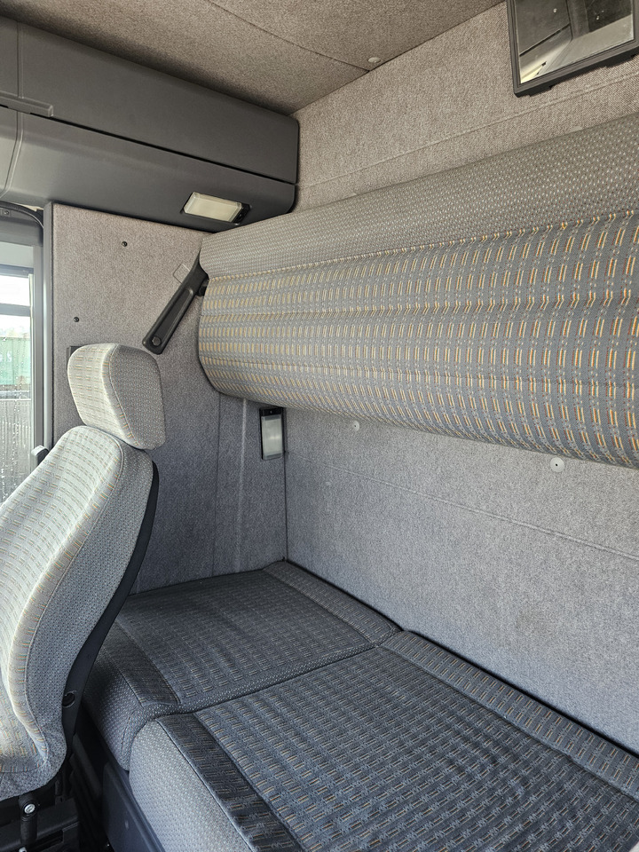 Camion fourgon Renault AE380 PHASE1