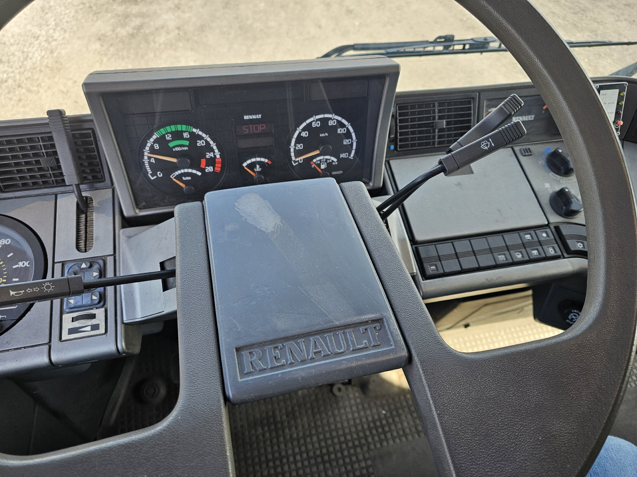 Camion fourgon Renault AE380 PHASE1