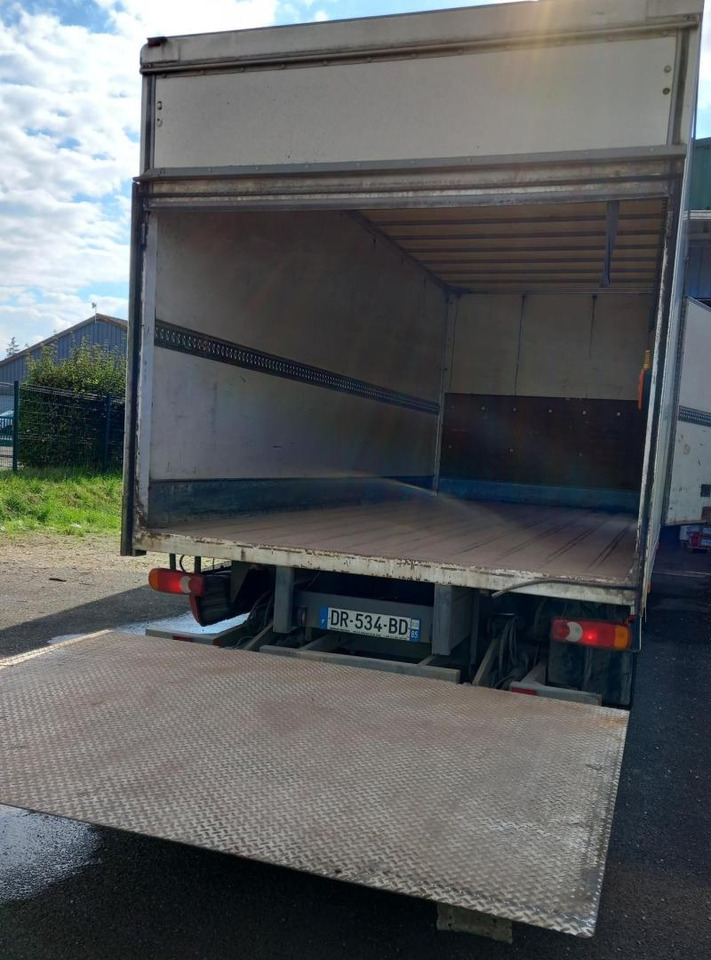 Camion fourgon Renault D 4X2 180cv