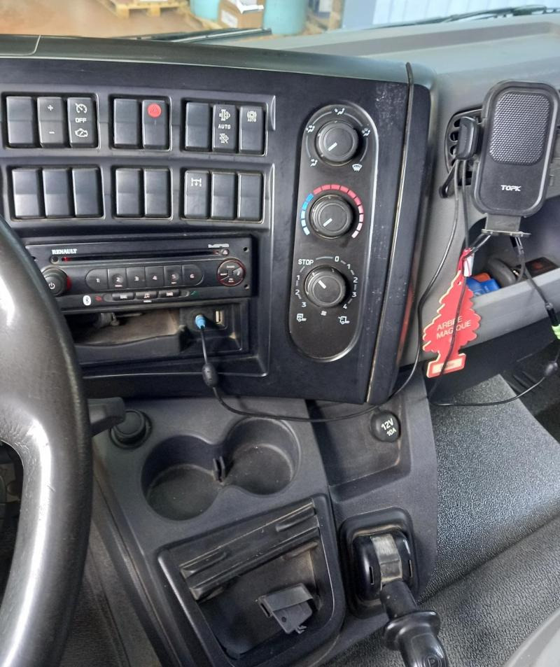 Camion fourgon Renault D 4X2 180cv