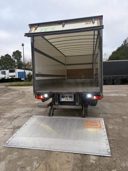 Camion fourgon Renault D-Series 240.12