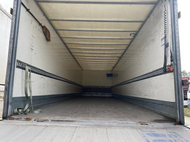 Camion fourgon Renault D-Series 320.19