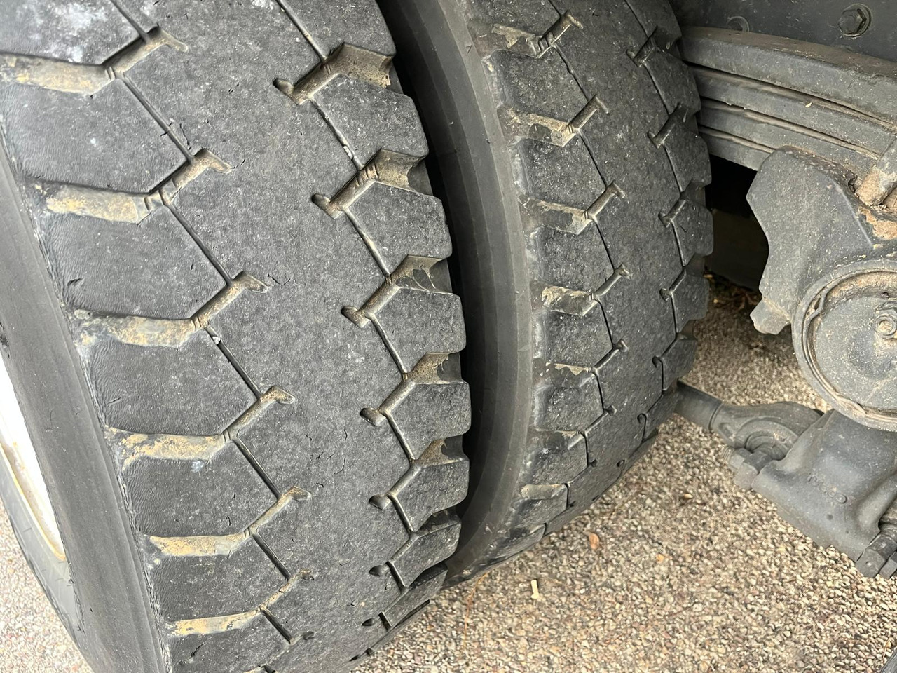 Camion plateau Iveco Eurotrakker 260E36