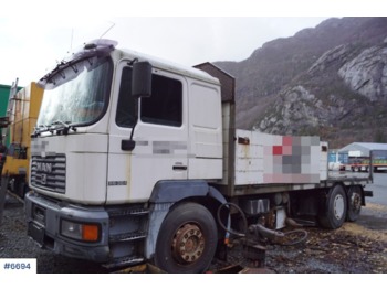 Camion plateau MAN 26.364