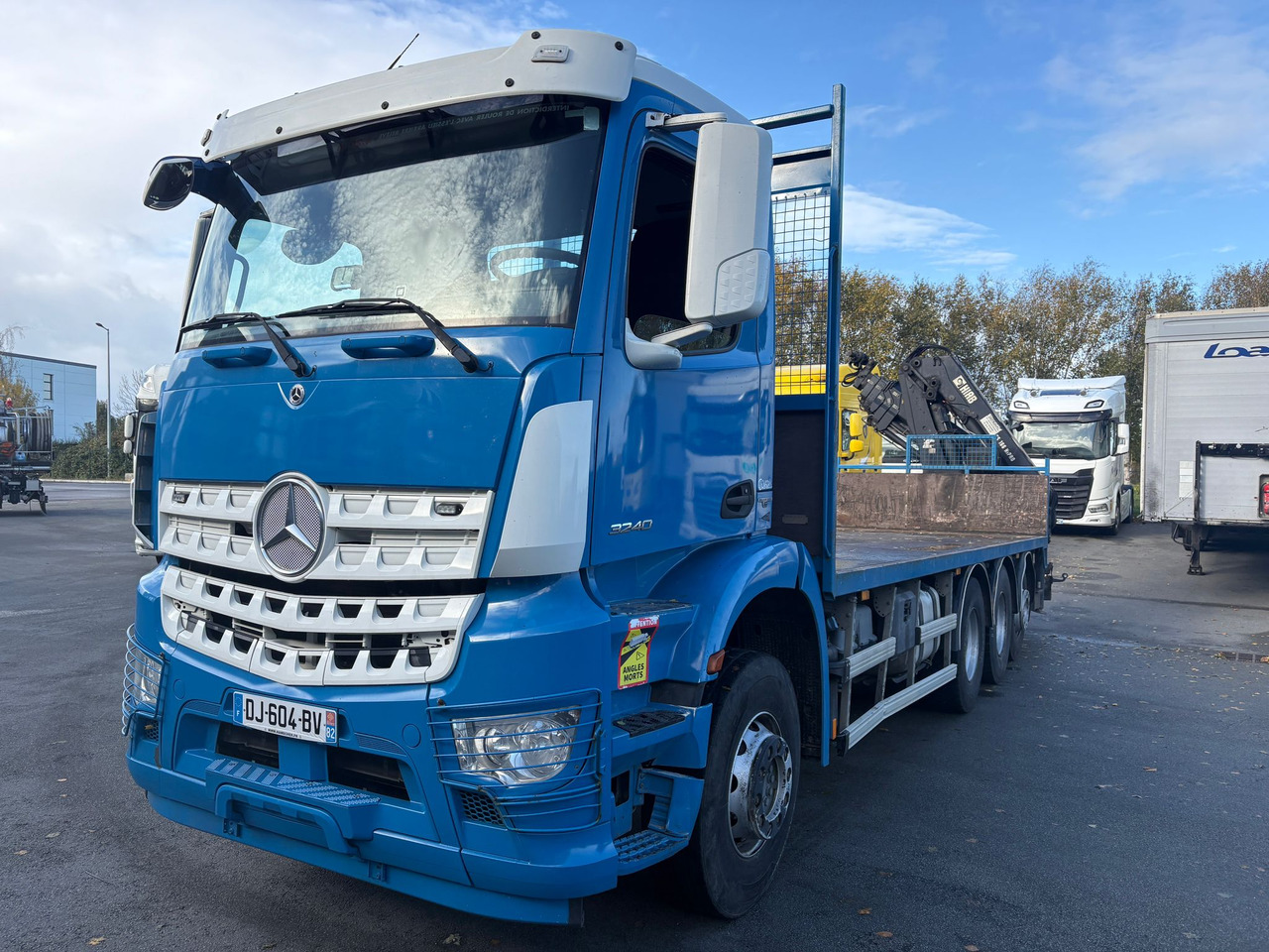Camion plateau Mercedes Arocs 3240