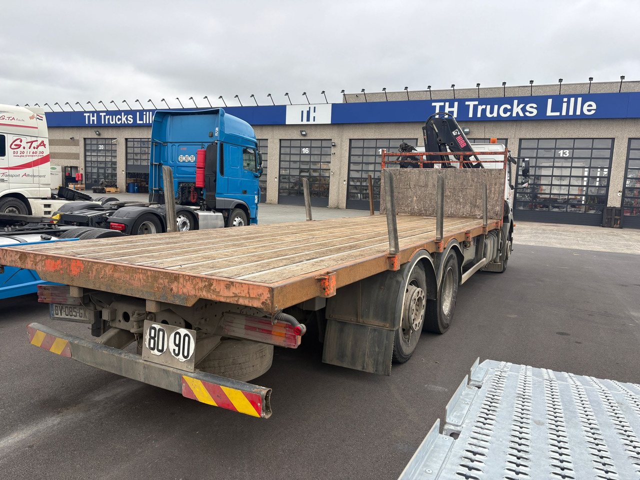 Camion plateau Mercedes Axor 2533