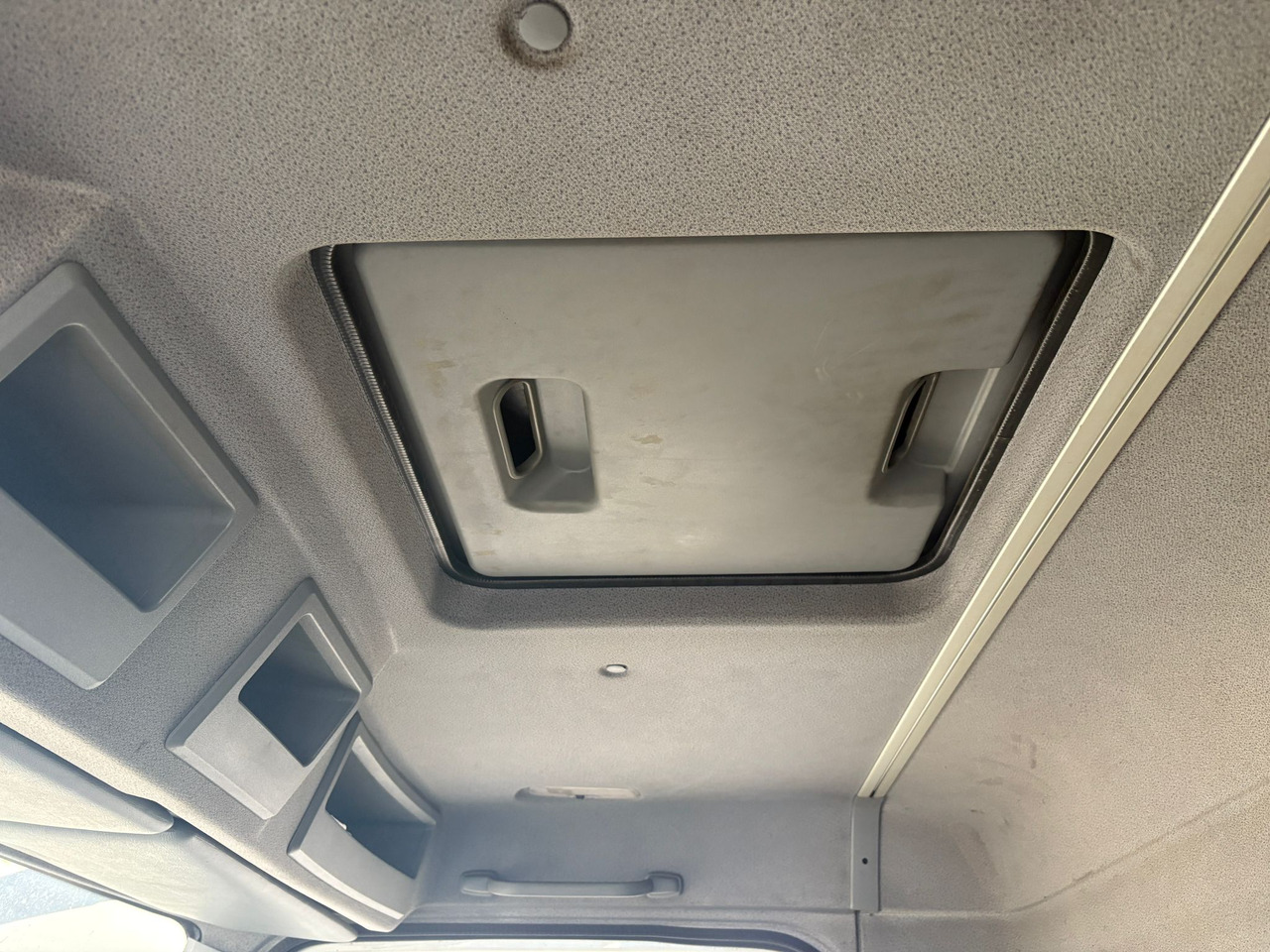 Camion plateau Mercedes Axor 2533