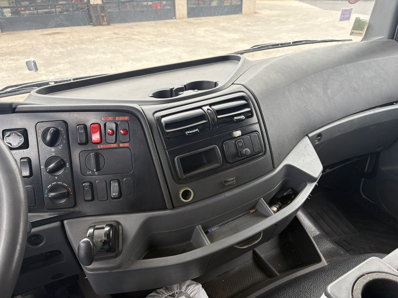 Camion plateau Mercedes Axor 2533