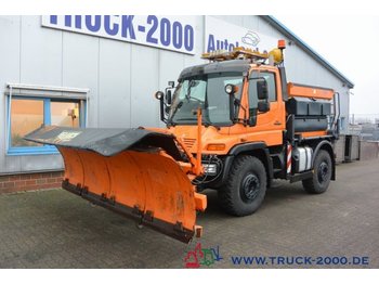 Camion plateau Mercedes-Benz Unimog U400 4x4 Winterdienst - Streuer + Schild