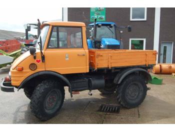 Camion plateau Mercedes-Benz Unimog U 421