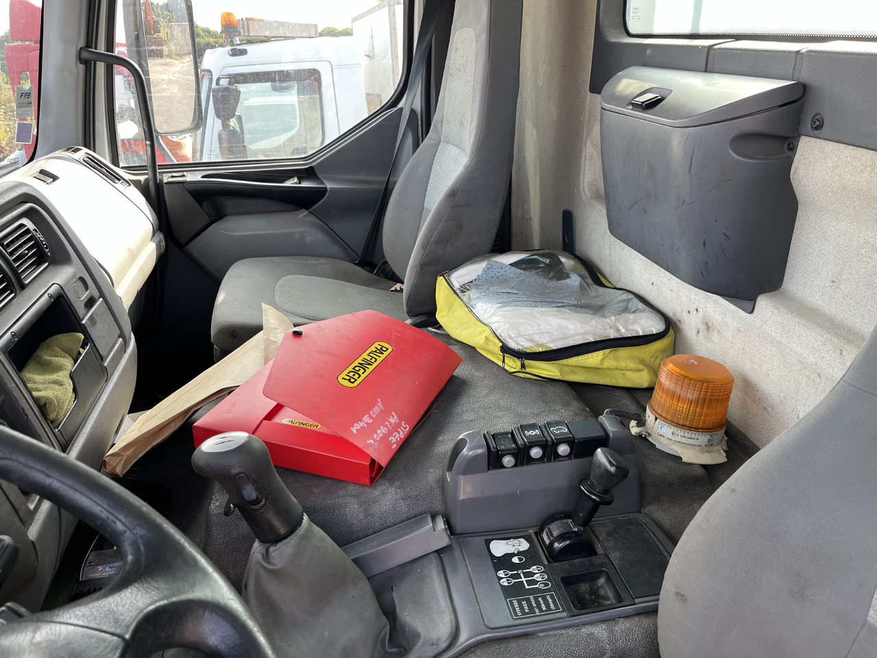 Camion plateau RENAULT Kerax 370dci 4x4 plateau grue Palfinger pk29002