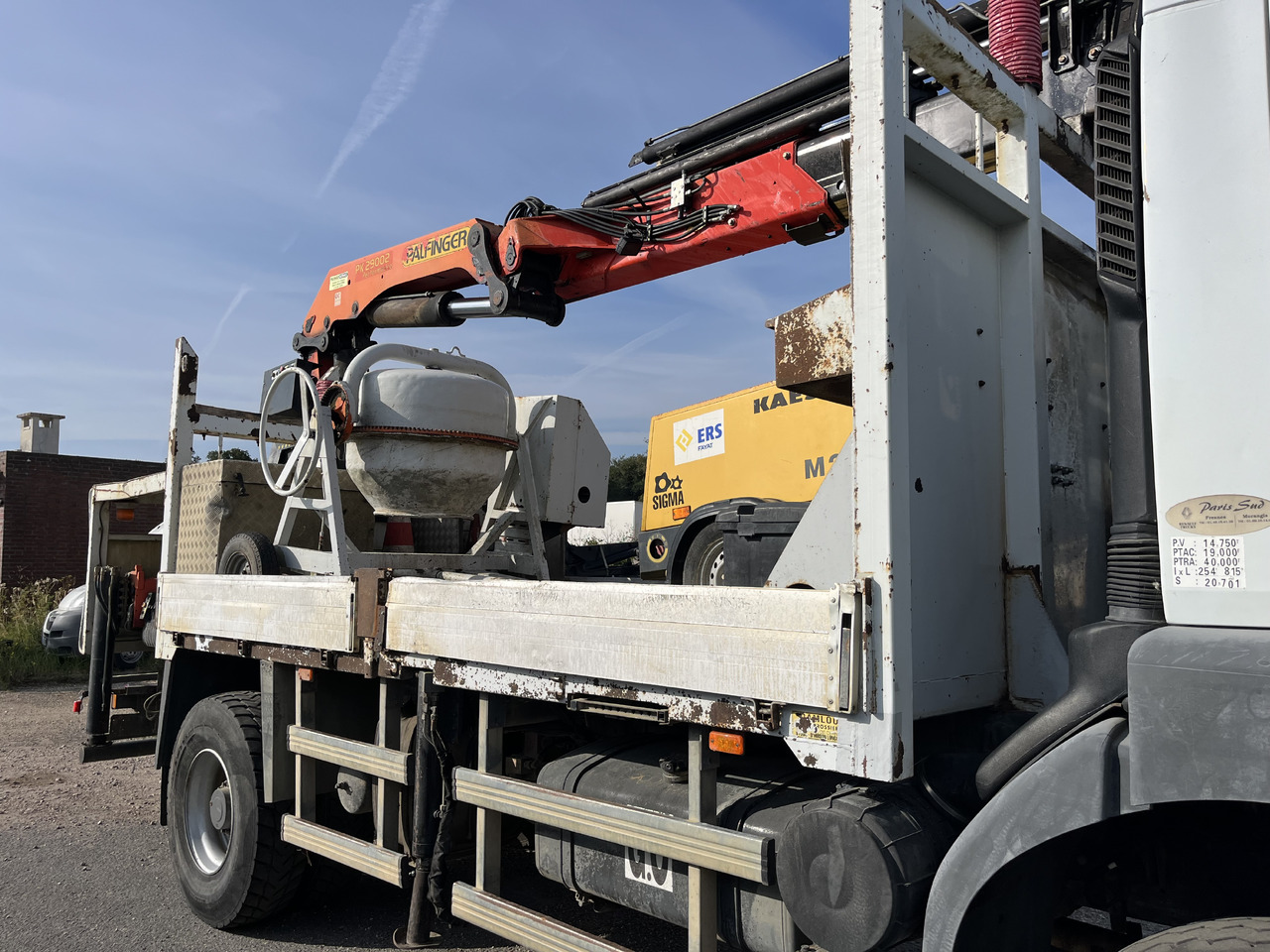 Camion plateau RENAULT Kerax 370dci 4x4 plateau grue Palfinger pk29002