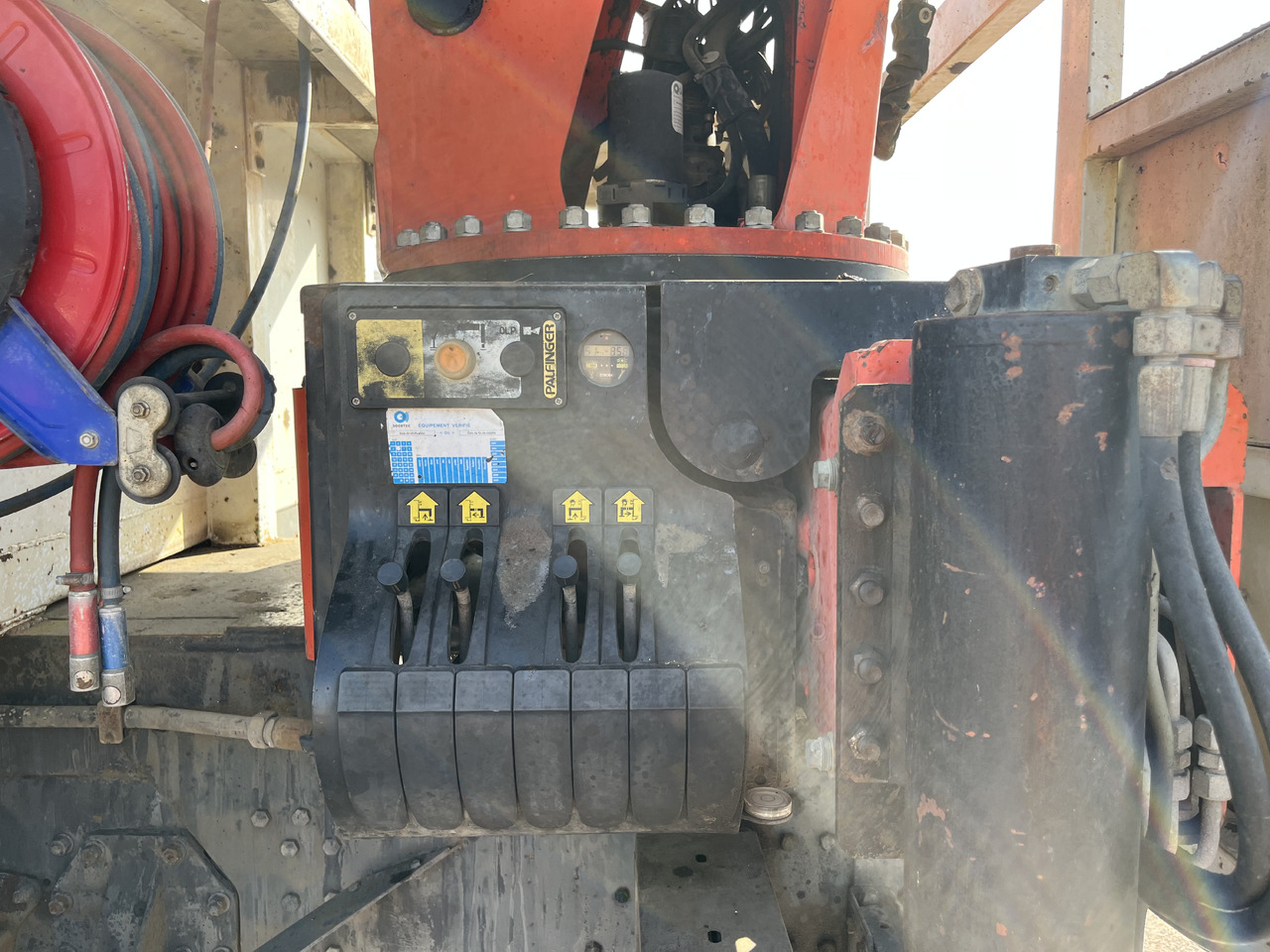 Camion plateau RENAULT Kerax 370dci 4x4 plateau grue Palfinger pk29002