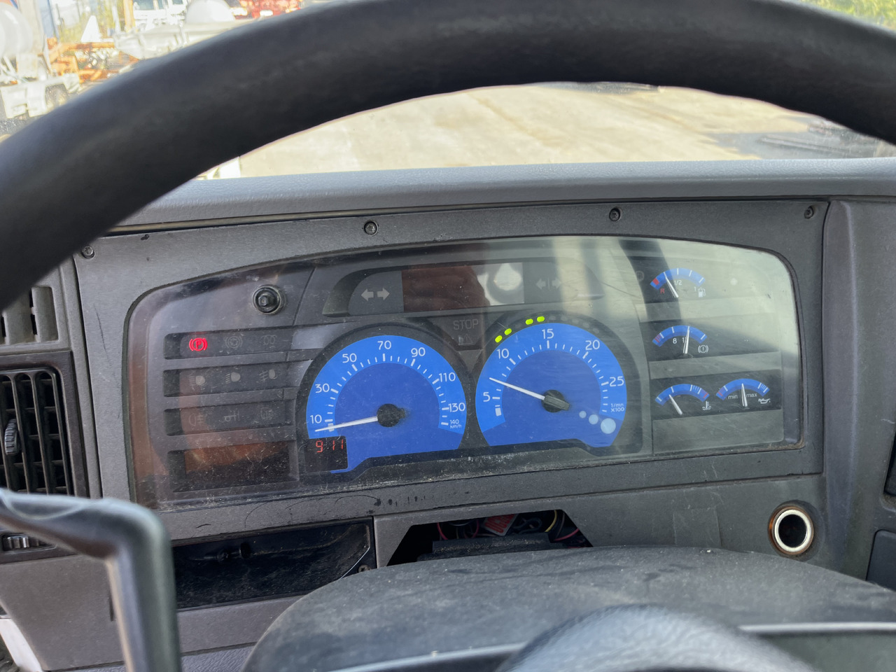 Camion plateau RENAULT Kerax 370dci 4x4 plateau grue Palfinger pk29002