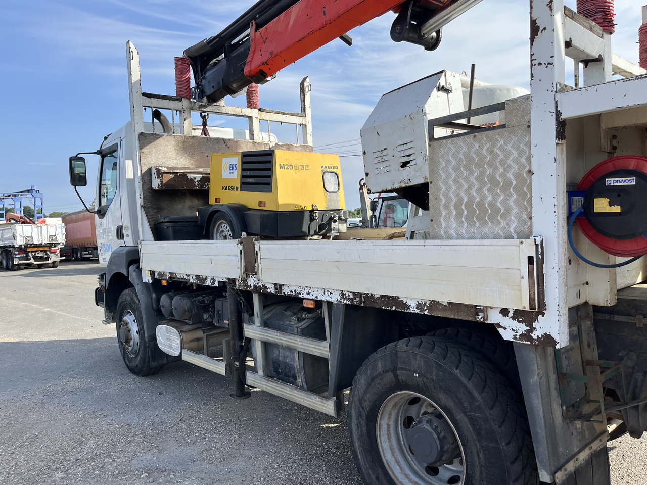 Camion plateau RENAULT Kerax 370dci 4x4 plateau grue Palfinger pk29002