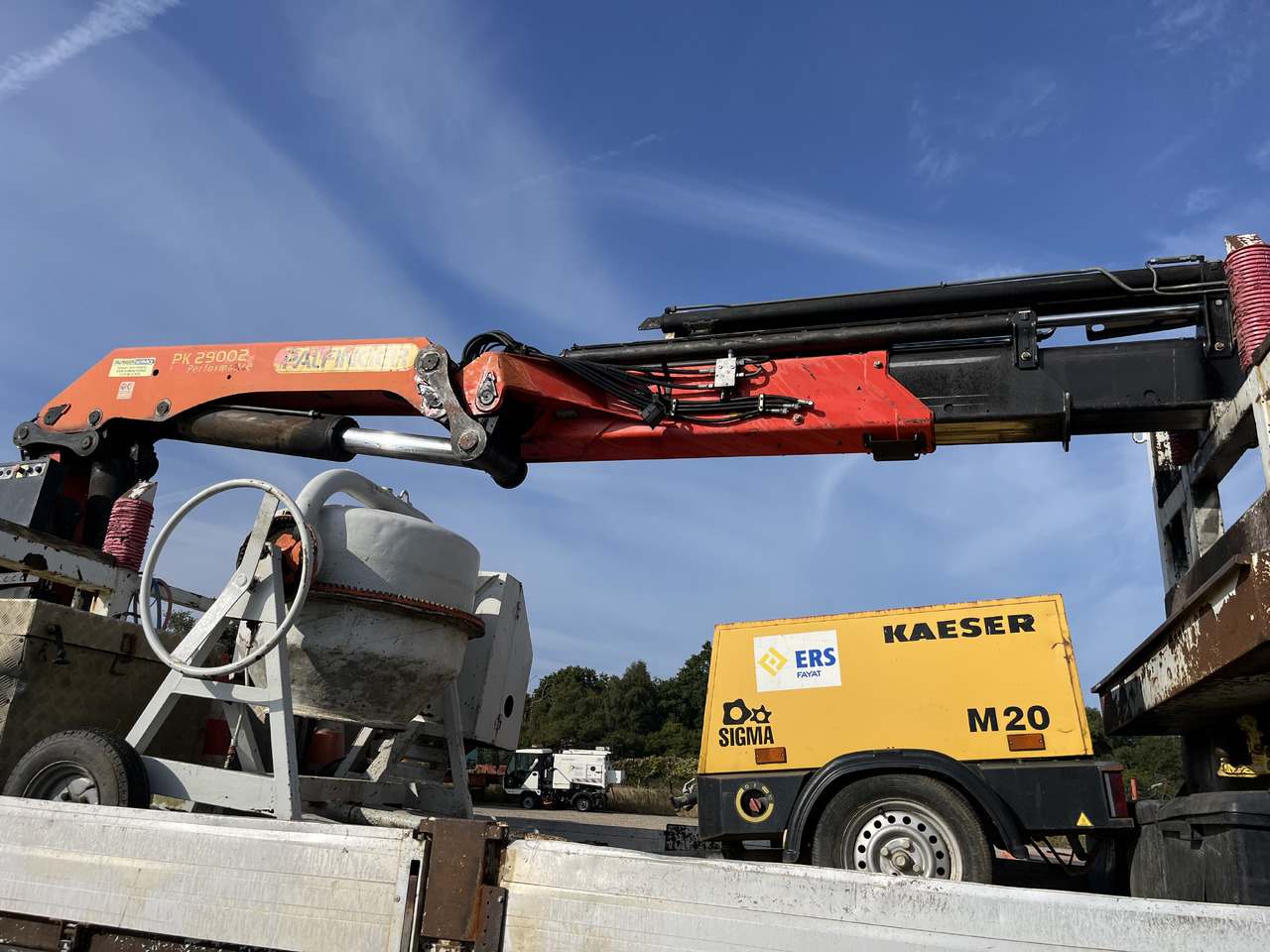 Camion plateau RENAULT Kerax 370dci 4x4 plateau grue Palfinger pk29002