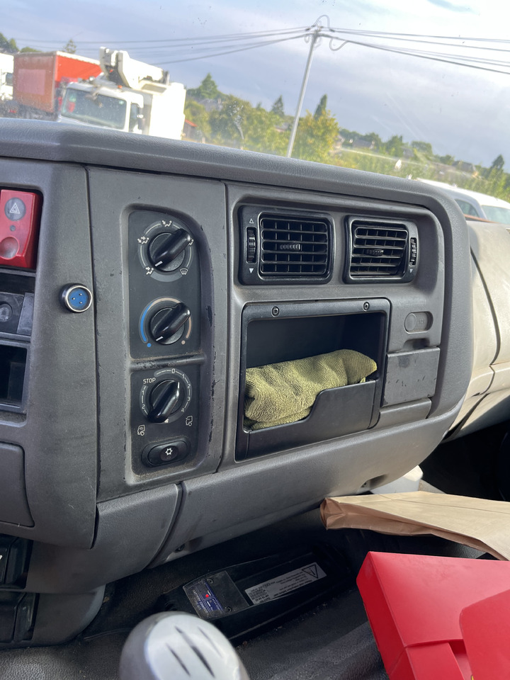 Camion plateau RENAULT Kerax 370dci 4x4 plateau grue Palfinger pk29002