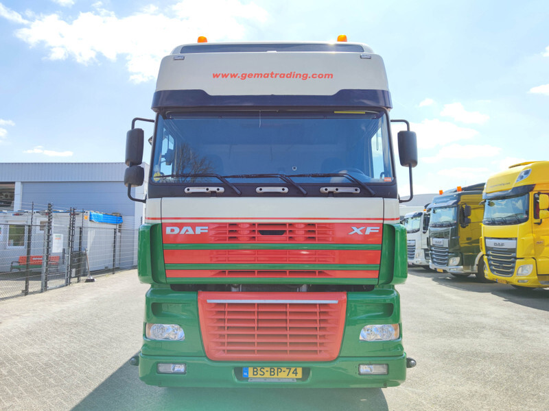 Camion porte-voitures DAF XF 95.430 8x2 SuperSpaceCab Euro3 - CurtainSider 7.31m + Ramp 16T - MachineTransporter - 6 Persons (V555): photos 9