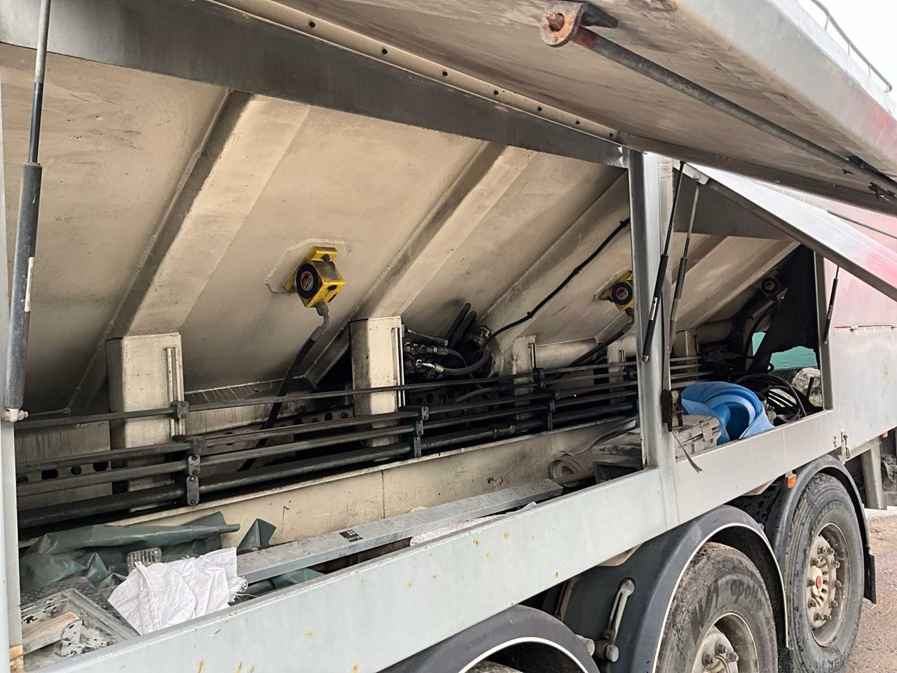 Camion KWB P-393-STI-H3 CHAPEOPLEGGER