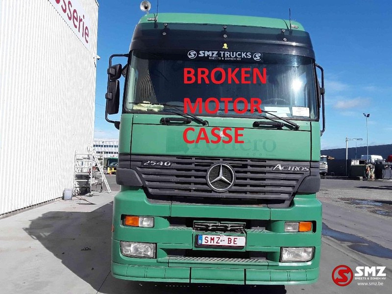 Camion plateau, Camion grue Mercedes-Benz Actros 2540 motor KO broken: photos 3