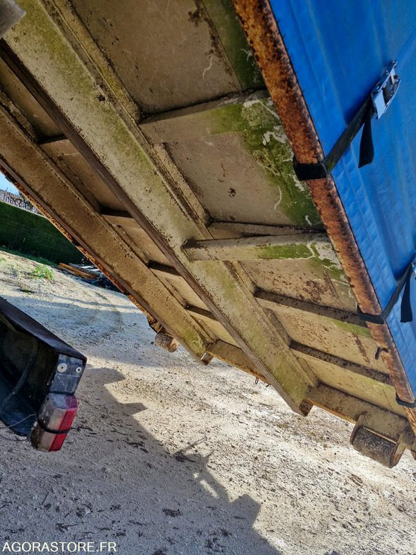 Camion Plateau tautliner bâche ampliroll