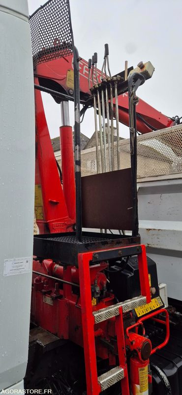 Camion RENAULT MIDLUM GRUE - 2003 -143000km