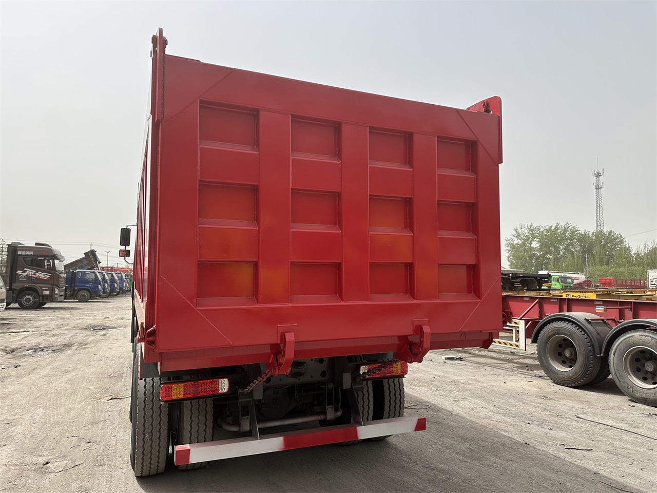 Camion benne pour transport de silo SINOTRUK Howo Dump truck 371: photos 9