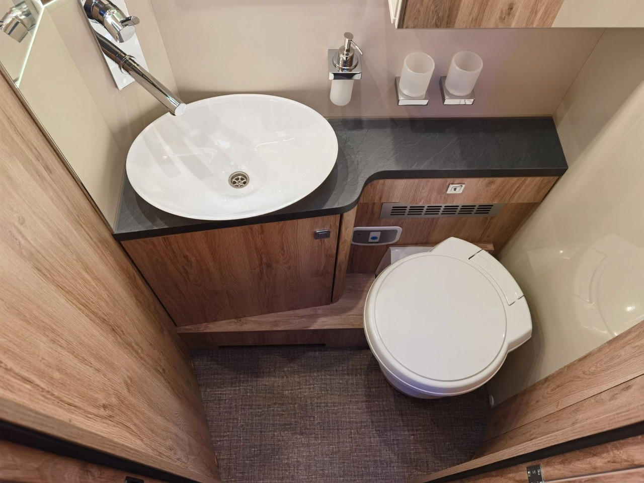 Camping-car intégral Eura Mobil INTEGRA LINE 720 EF /180PS-9G MAXI/ EINZELBETTEN