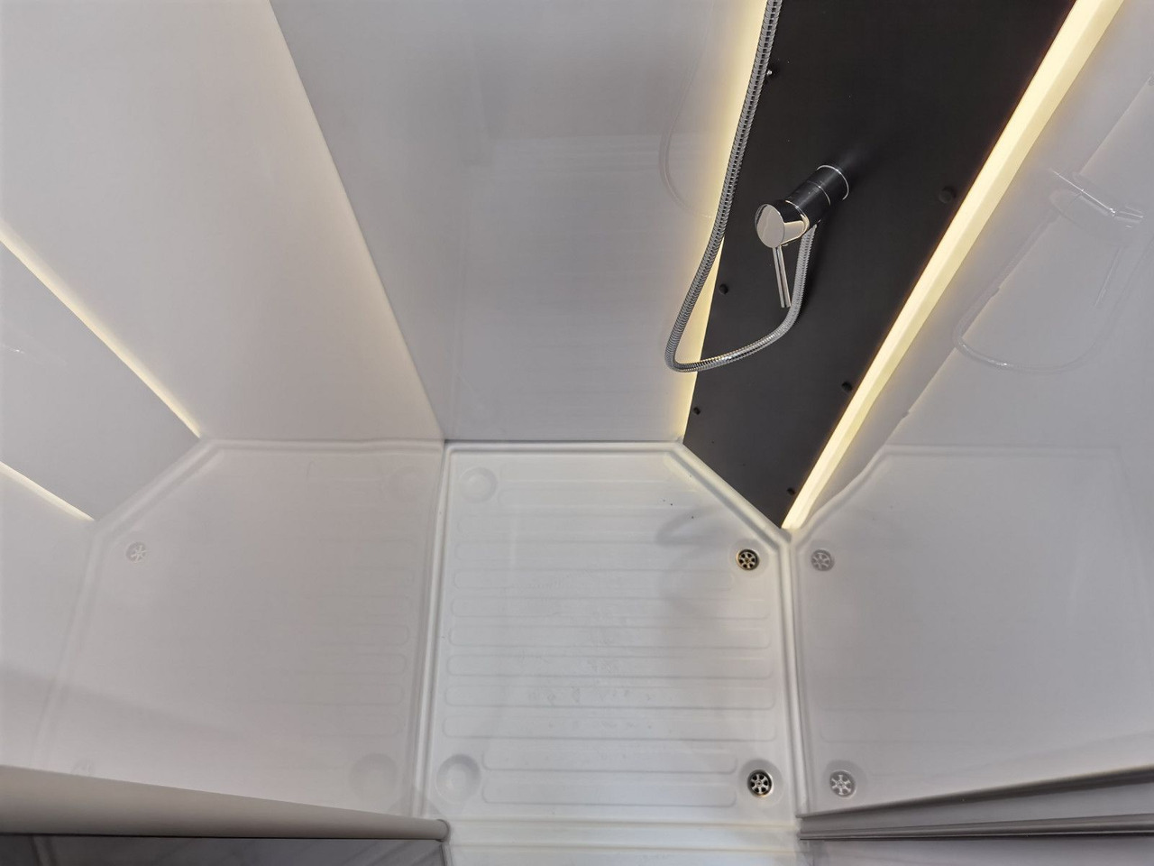 Camping-car profilé Chausson 630 TITANIUM / - 2026 - / EINZEL.- HUBBETTEN