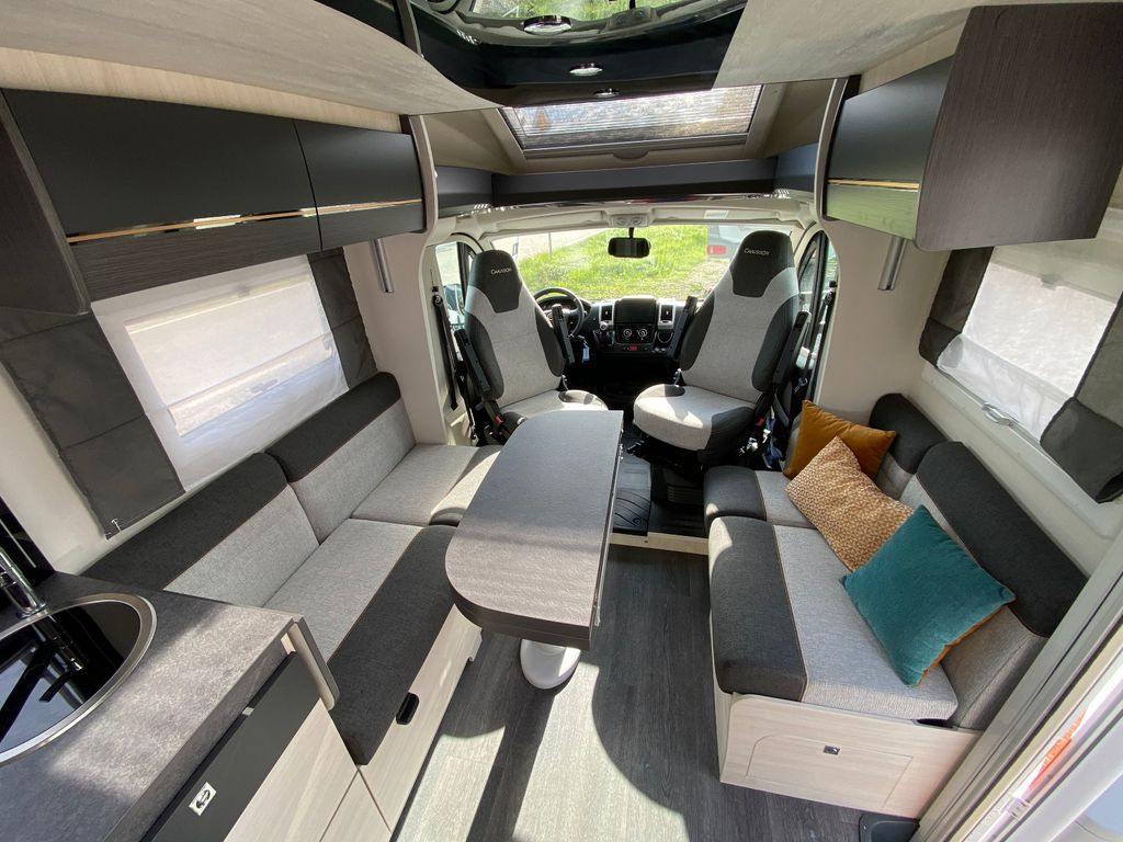 Camping-car profilé Chausson T 747, face to face