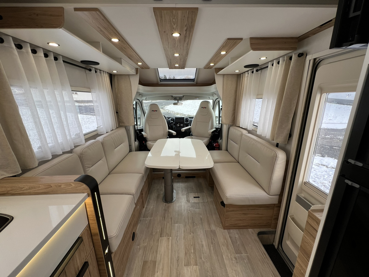 Camping-car profilé Pilote Pacific P696D Hubbett - Solar - Markise