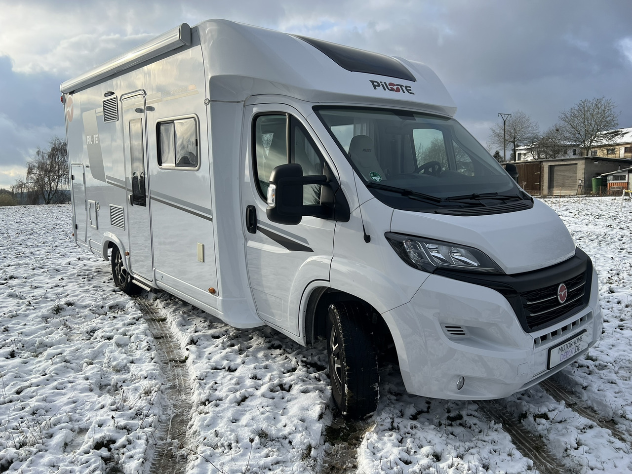 Camping-car profilé Pilote Pacific P696D Hubbett - Solar - Markise