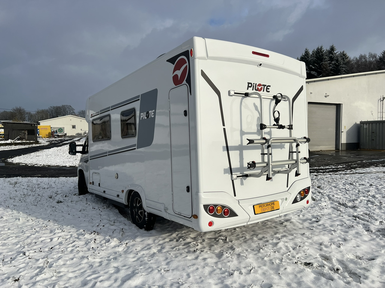 Camping-car profilé Pilote Pacific P696D Hubbett - Solar - Markise