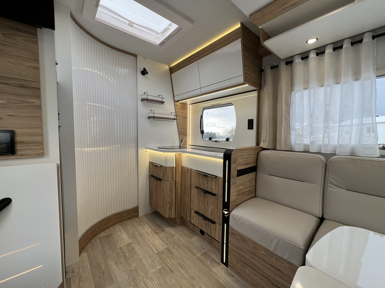 Camping-car profilé Pilote Pacific P696D Hubbett - Solar - Markise