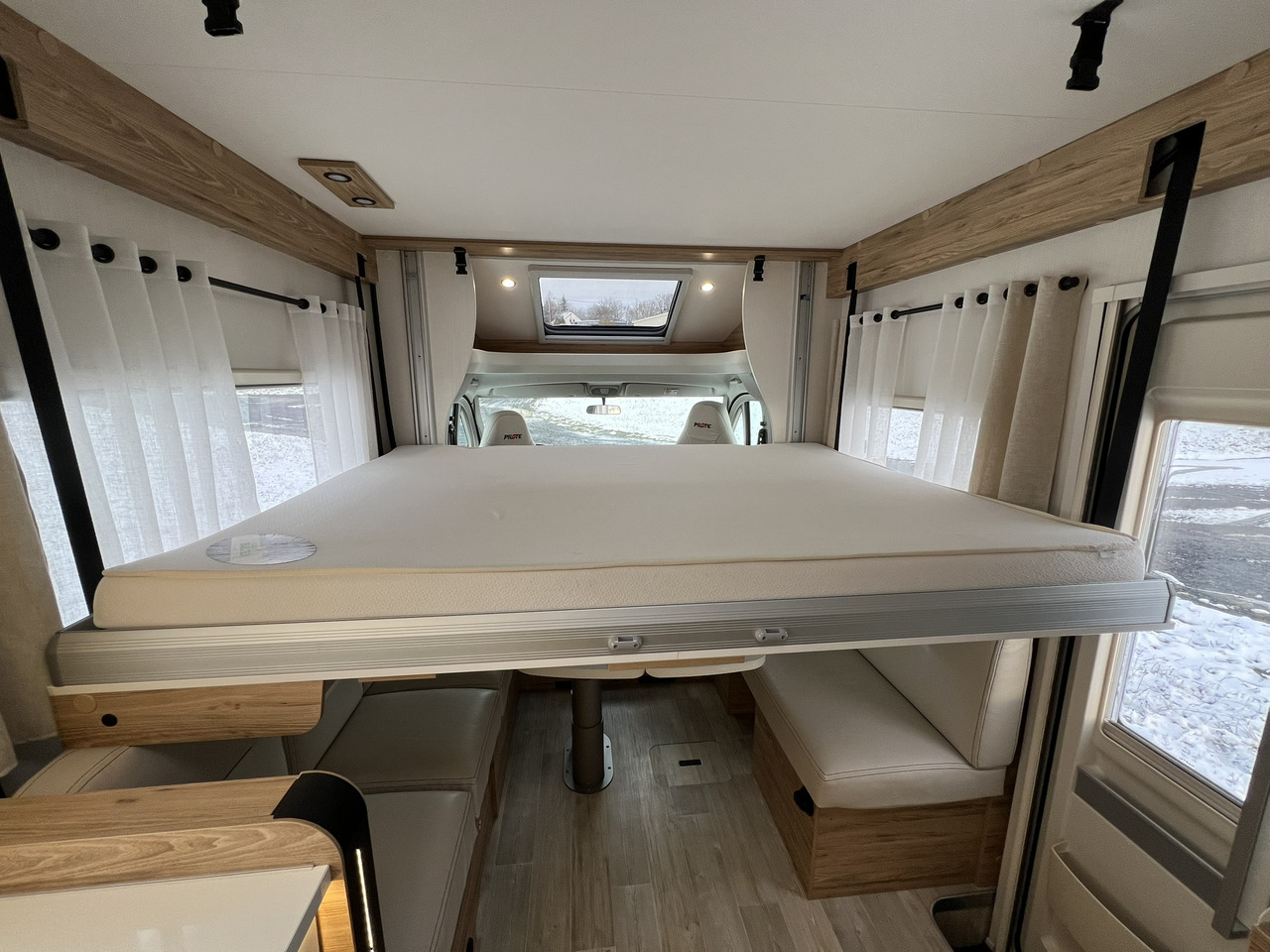 Camping-car profilé Pilote Pacific P696D Hubbett - Solar - Markise