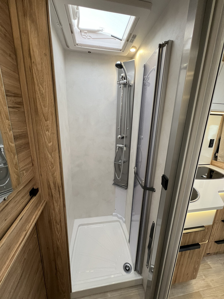 Camping-car profilé Pilote Pacific P696D Hubbett - Solar - Markise