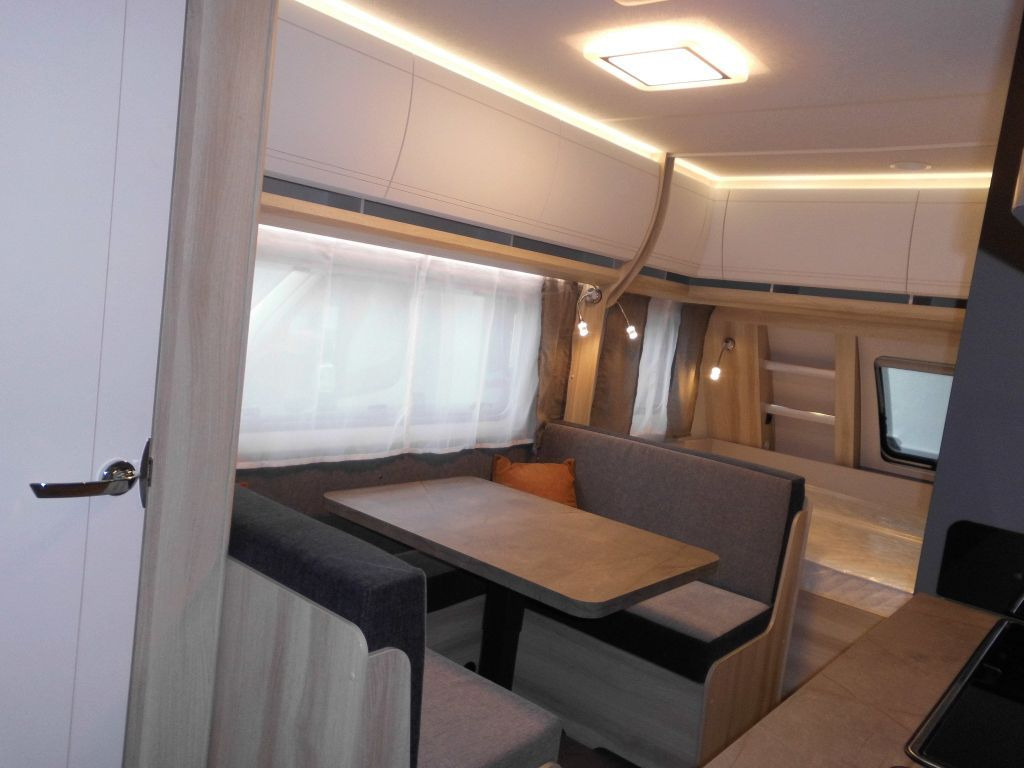 Caravane Hobby De Luxe 490 KMF 2026 GARAGE AUTARK 1800kg.+++