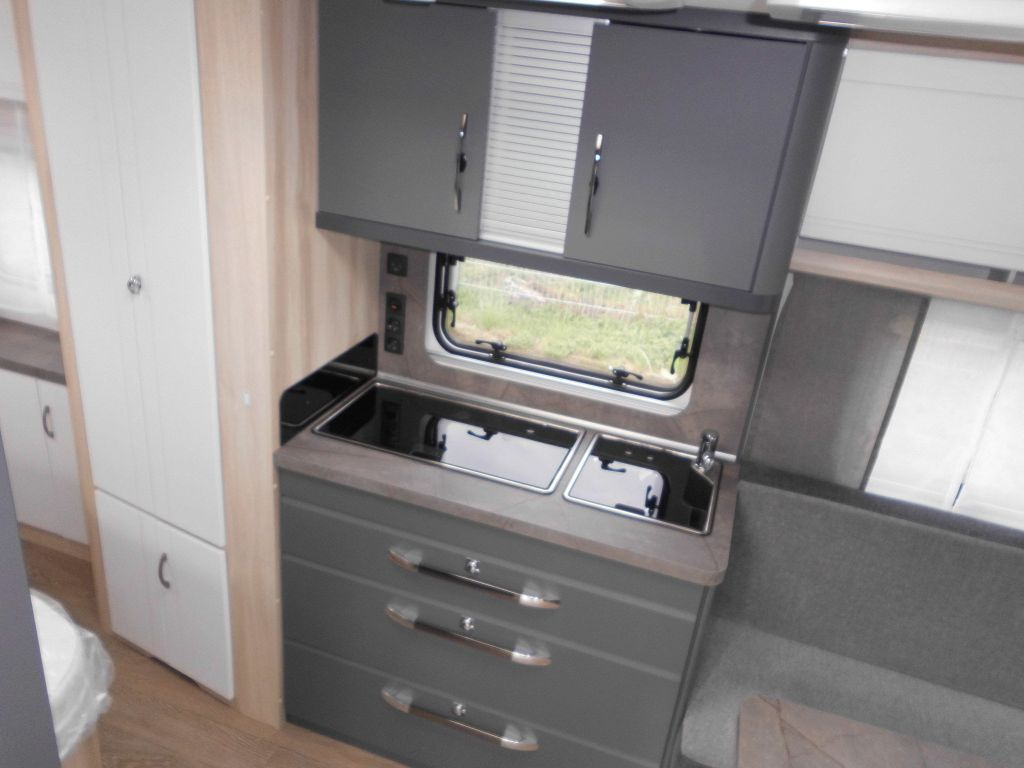 Caravane Hobby De Luxe 495 WFB 2026 AUTARK Ambiente 1800kg.++