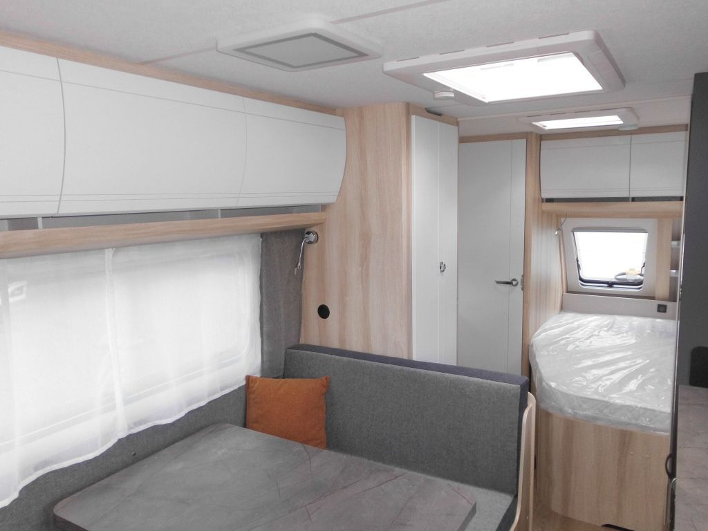 Caravane Hobby De Luxe 540 KMFe 2026 GARAGE AUTARK 1800kg.