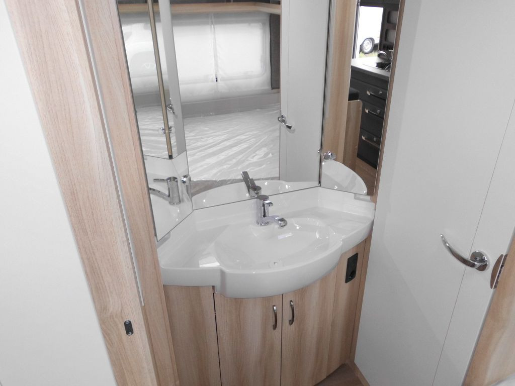 Caravane Hobby De Luxe 540 KMFe 2026 GARAGE AUTARK 1800kg.